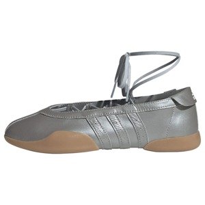 ADIDAS ORIGINALS Baleríny s ramienkom 'Taekwondo Mei'  strieborná